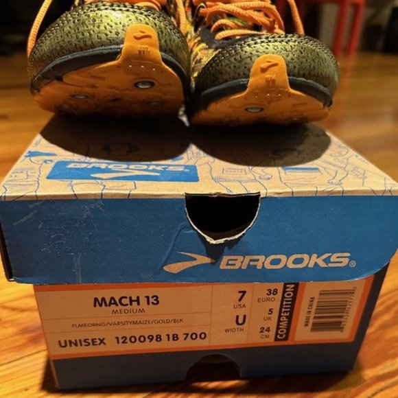 Brooks brand Mach 13 cross-country spikes. Unisex size 7 - Picture 2 of 2